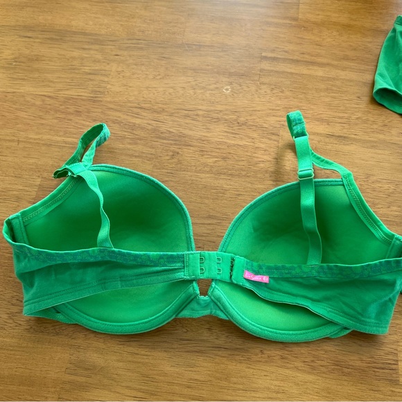 Green Bra ☘️ (comes with 2 boyshorts) - Picture 3 of 7